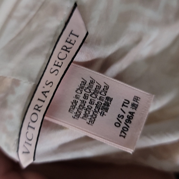 Victoria Secret robe - Picture 5 of 5